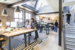 星空综合公司团队在会议室进行商务讨论的场景